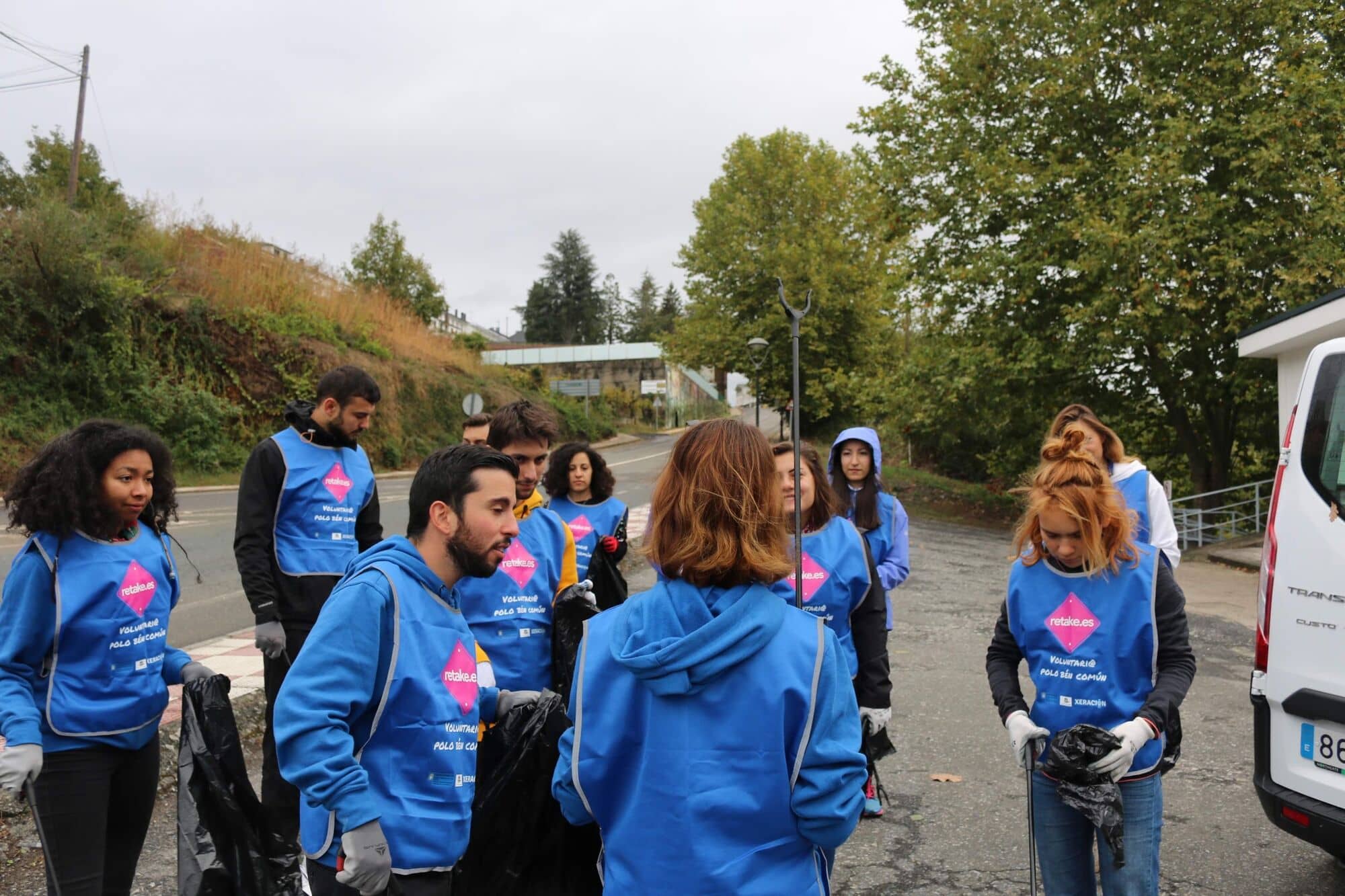 Equipo con chalecos azules preparándose para empezar